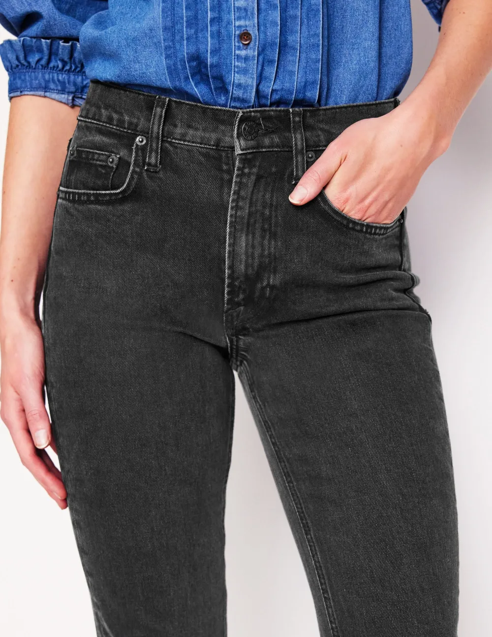 Girlfriend Jeans -Washed Black