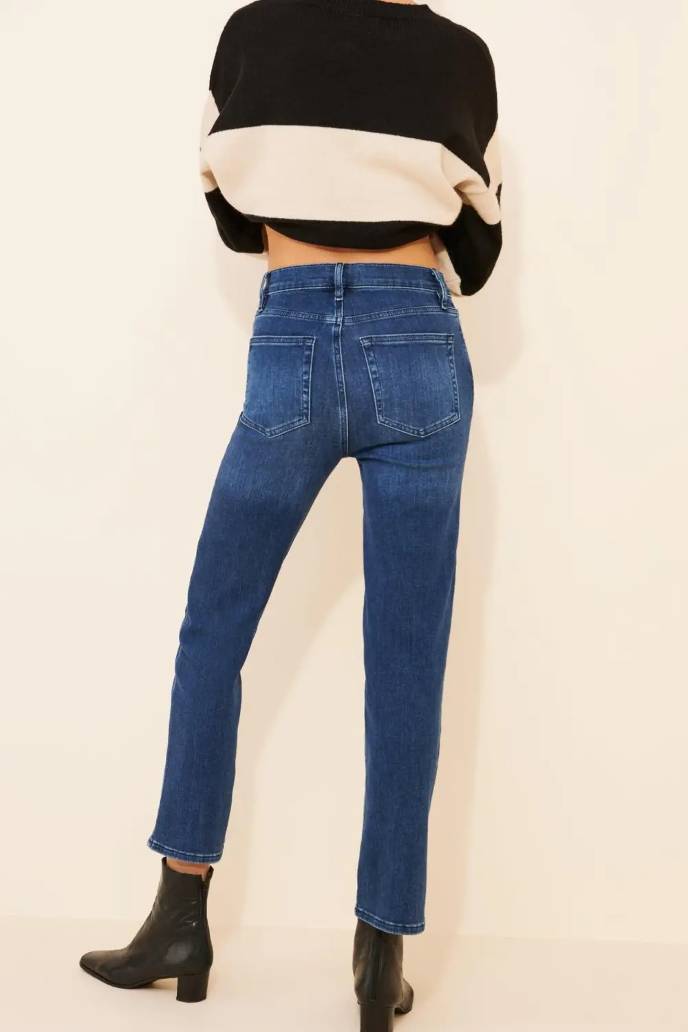 Le Sleek Straight-Leg Jeans