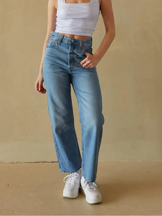 Levi's Ribcage Straight Ankle Jeans In The Middle
