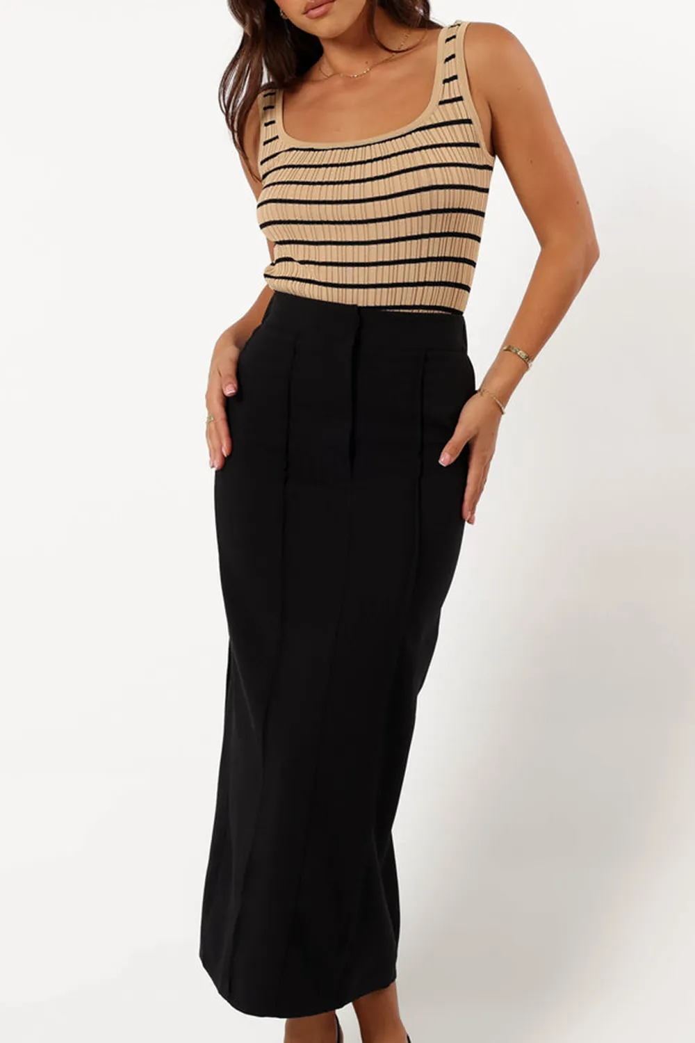 BLACK AND WHITE HIP SKIRT