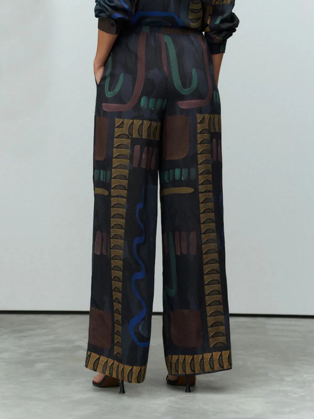 Artistic Printed Wide-Leg Pants Paired With Linen