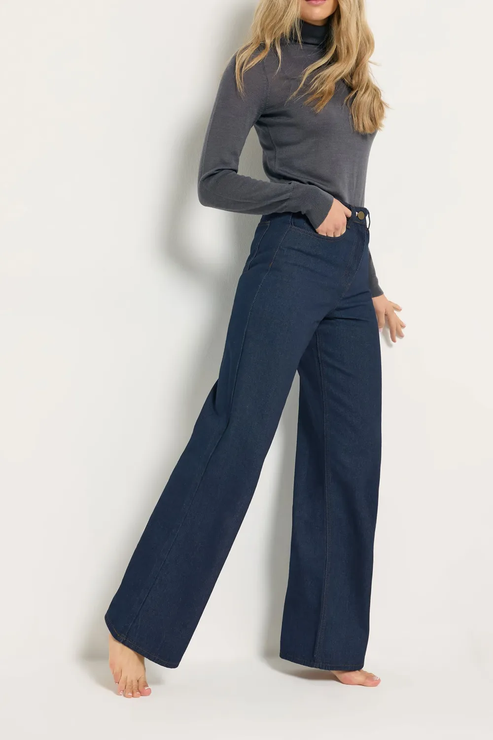 Classic High Rise Jeans with Side Pockets