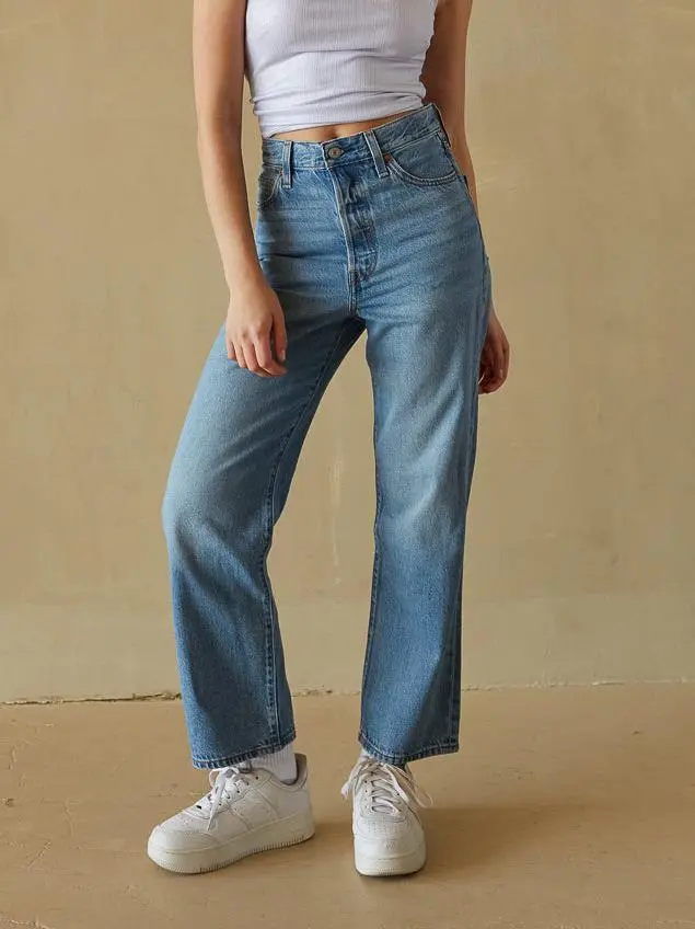 Levi's Ribcage Straight Ankle Jeans In The Middle