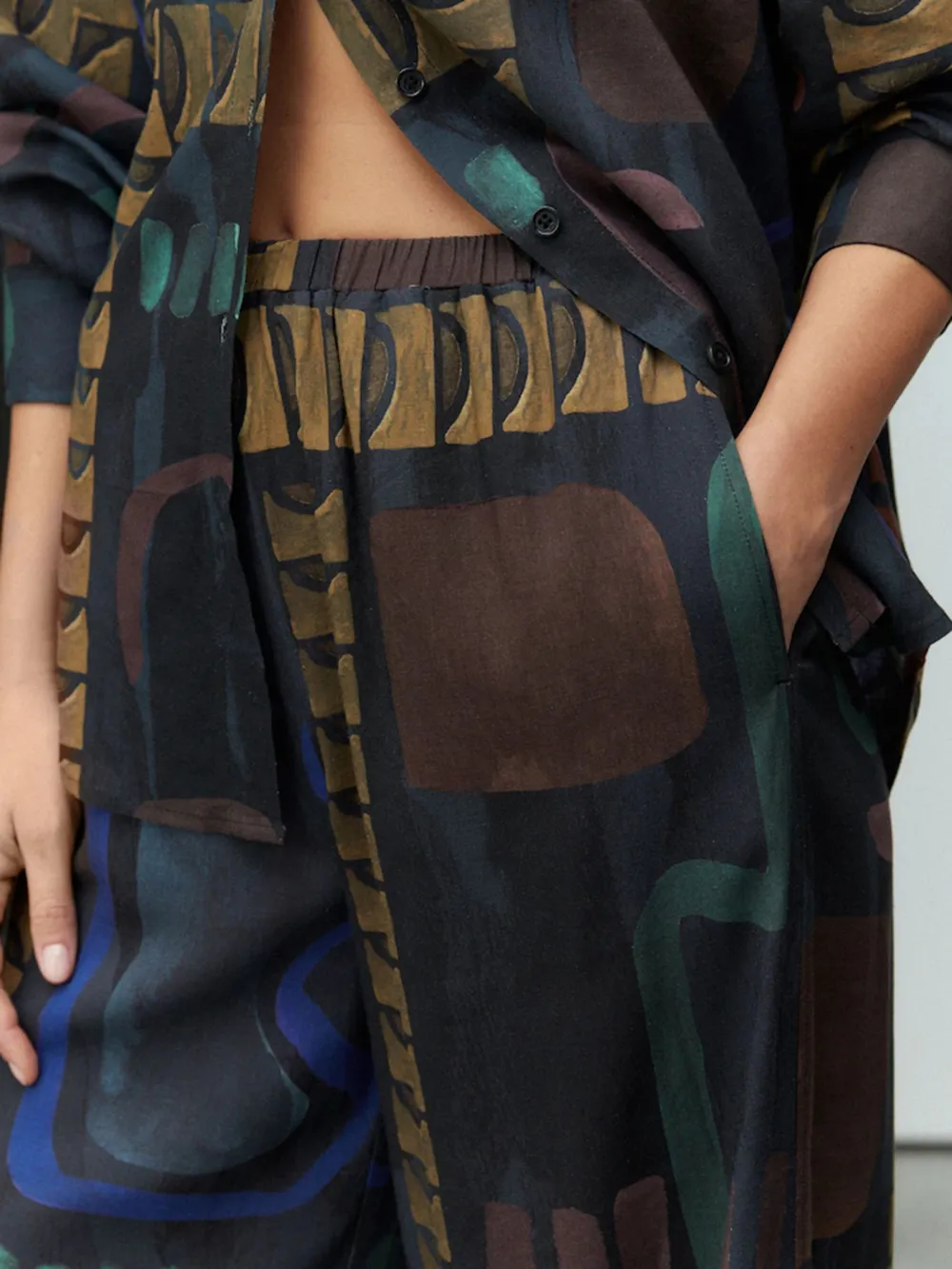 Artistic Printed Wide-Leg Pants Paired With Linen