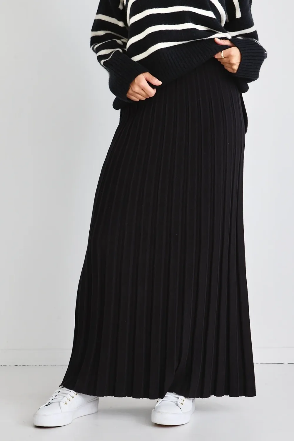 Black Pleated Knit Maxi Skirt
