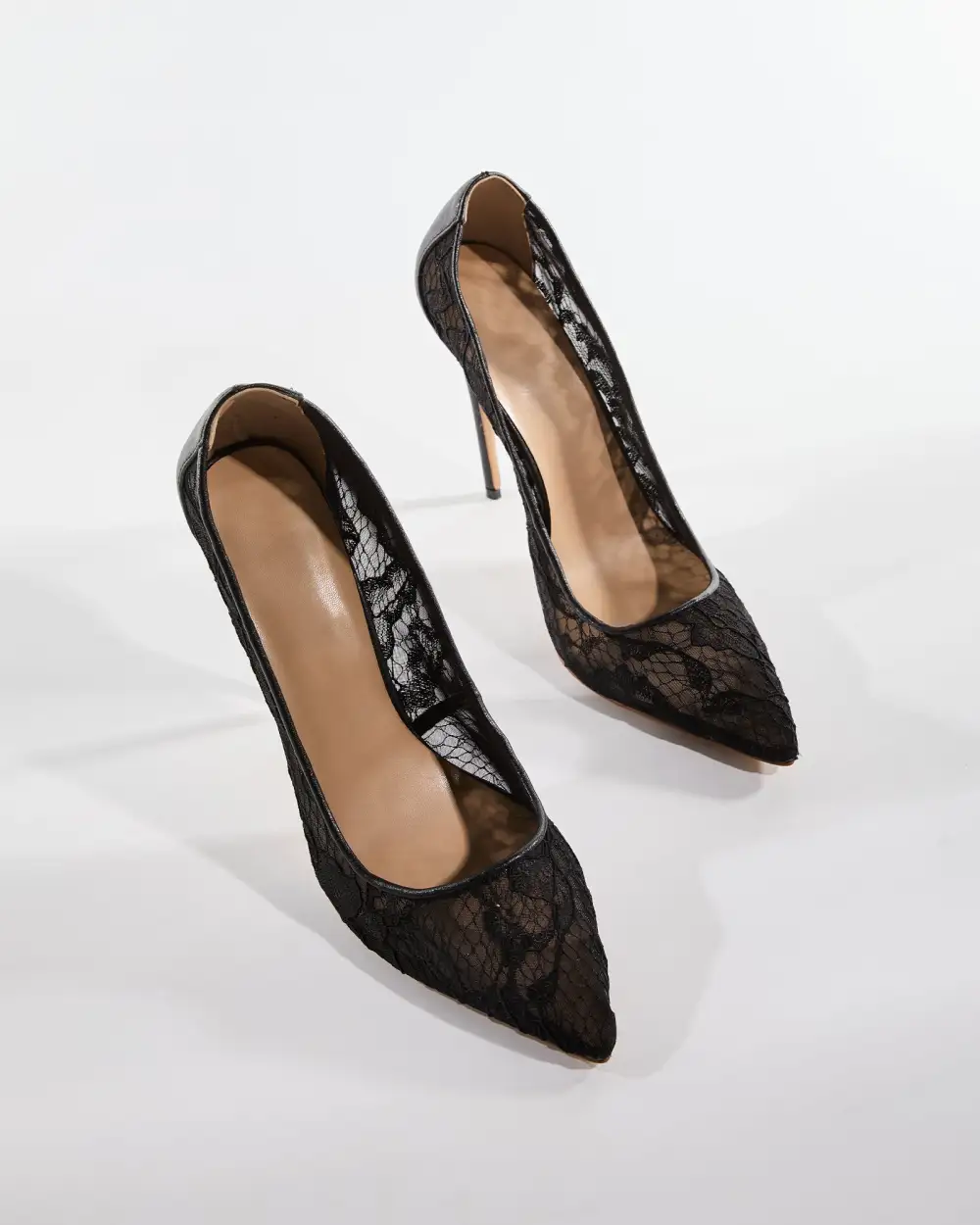 Lace Pumps in Black