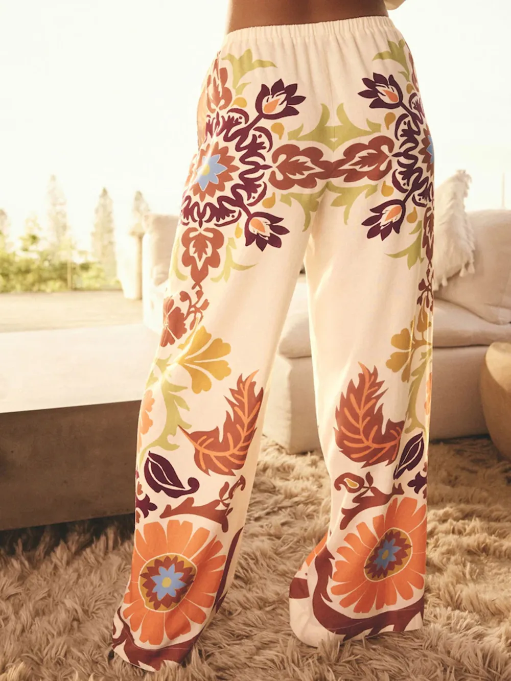 Artistic Printed Wide-Leg Pants Paired With Linen
