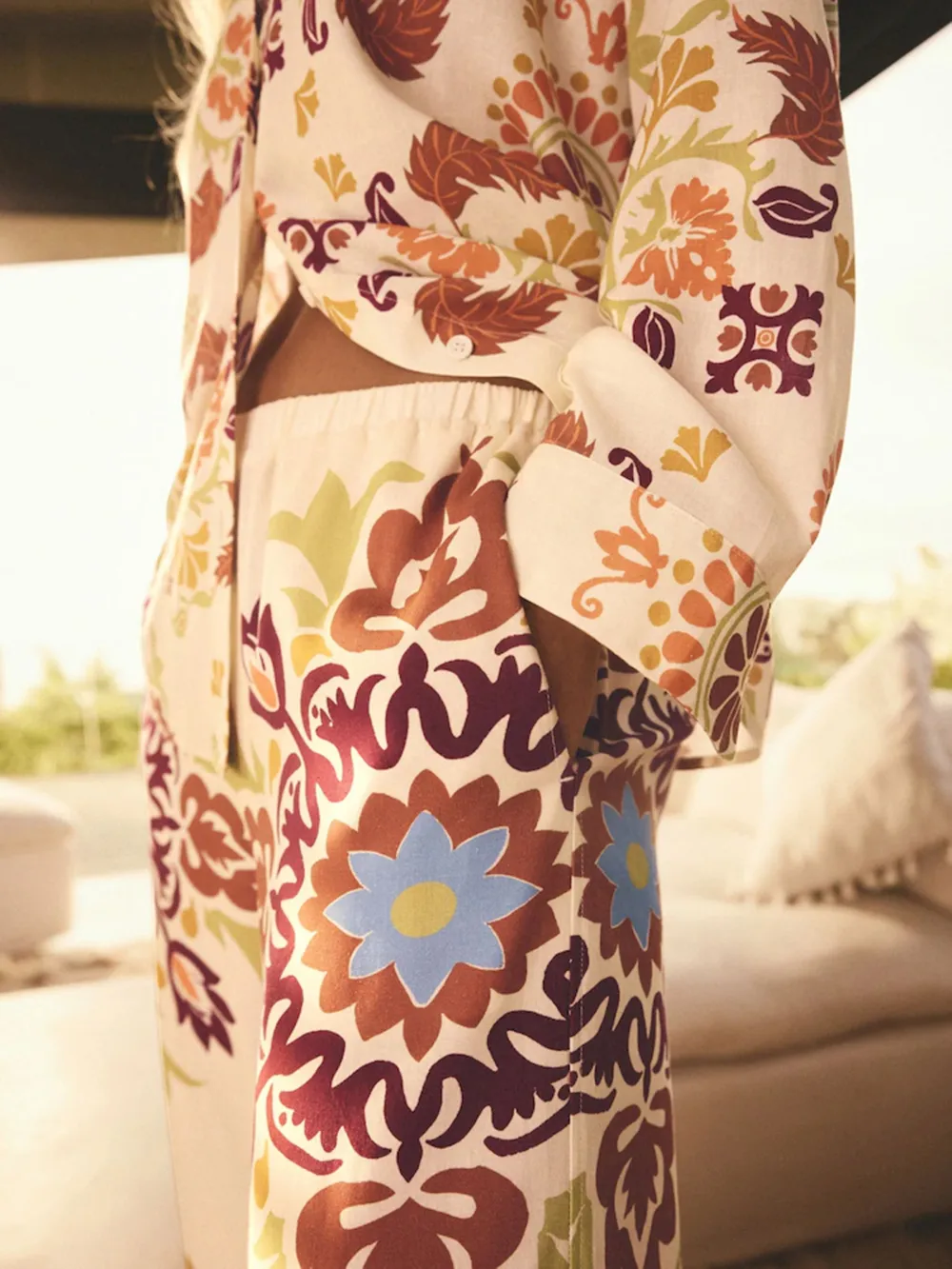 Artistic Printed Wide-Leg Pants Paired With Linen