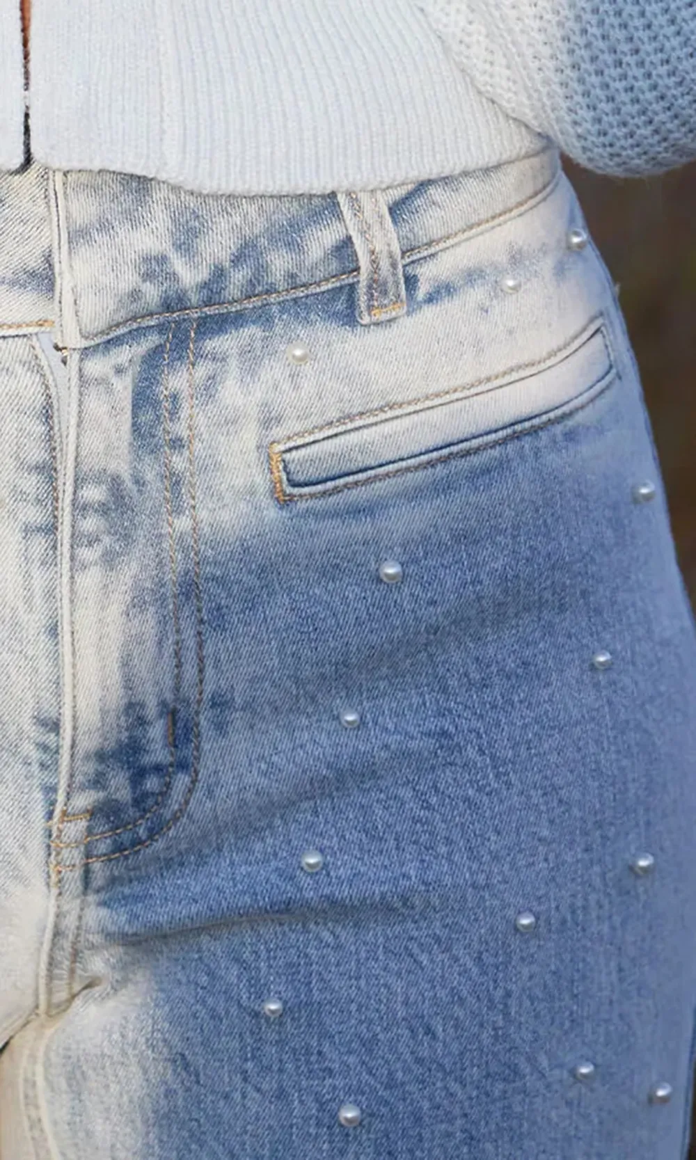 Light-Colored Premium Wide-Leg Jeans