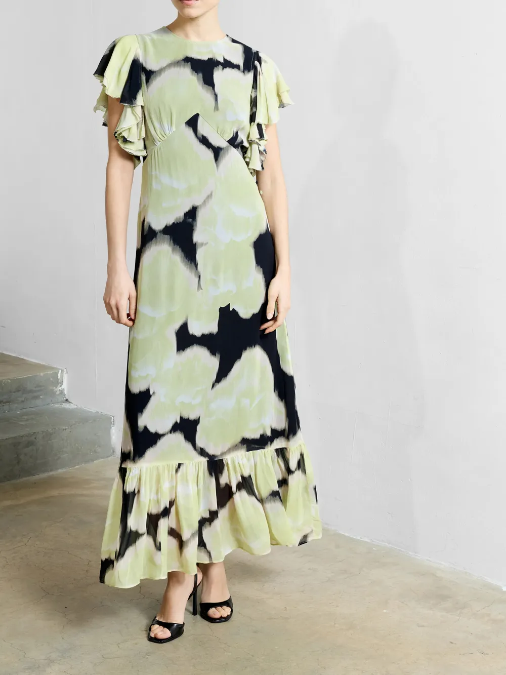 Breathable Flowing Chiffon Dress With Ruffle Sleeves