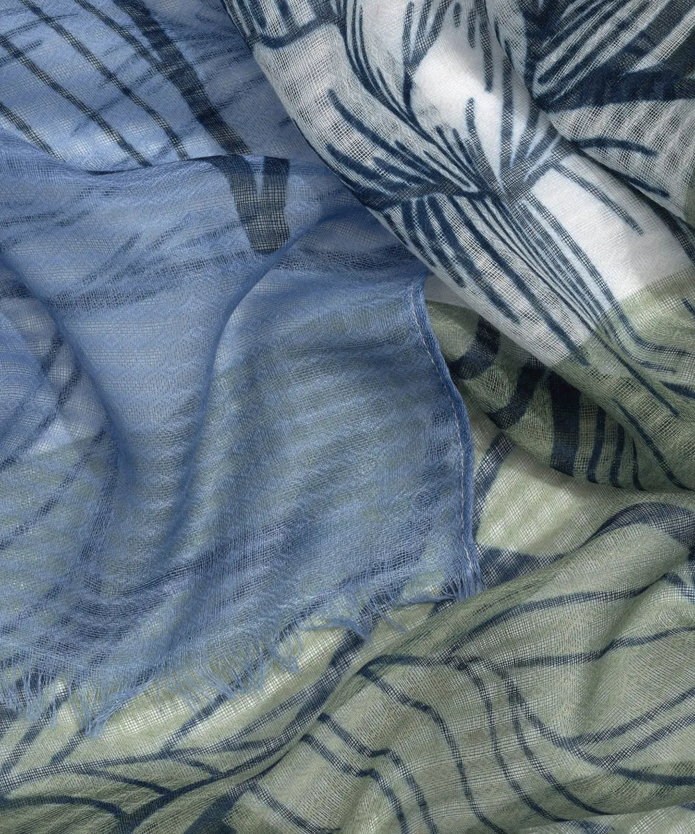 Casual Style Overflowing Bouquet Design Wrap