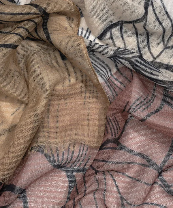 Casual Style Overflowing Bouquet Design Wrap