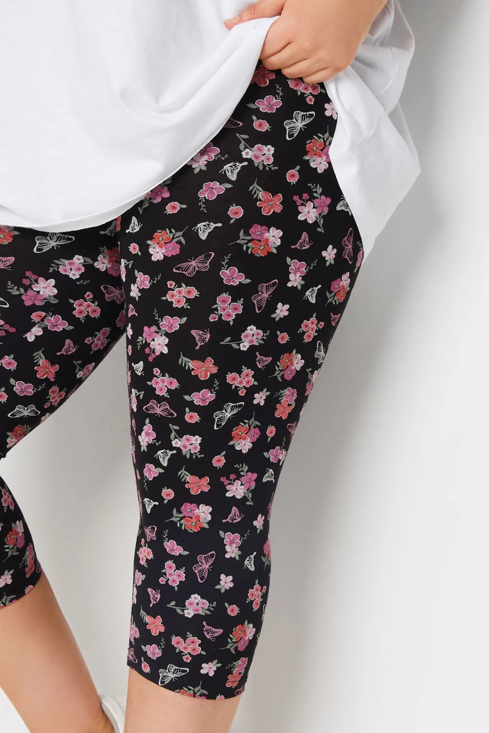 YOURS Curve 2 PACK Black & White Ditsy Floral Print Cropped Leggings