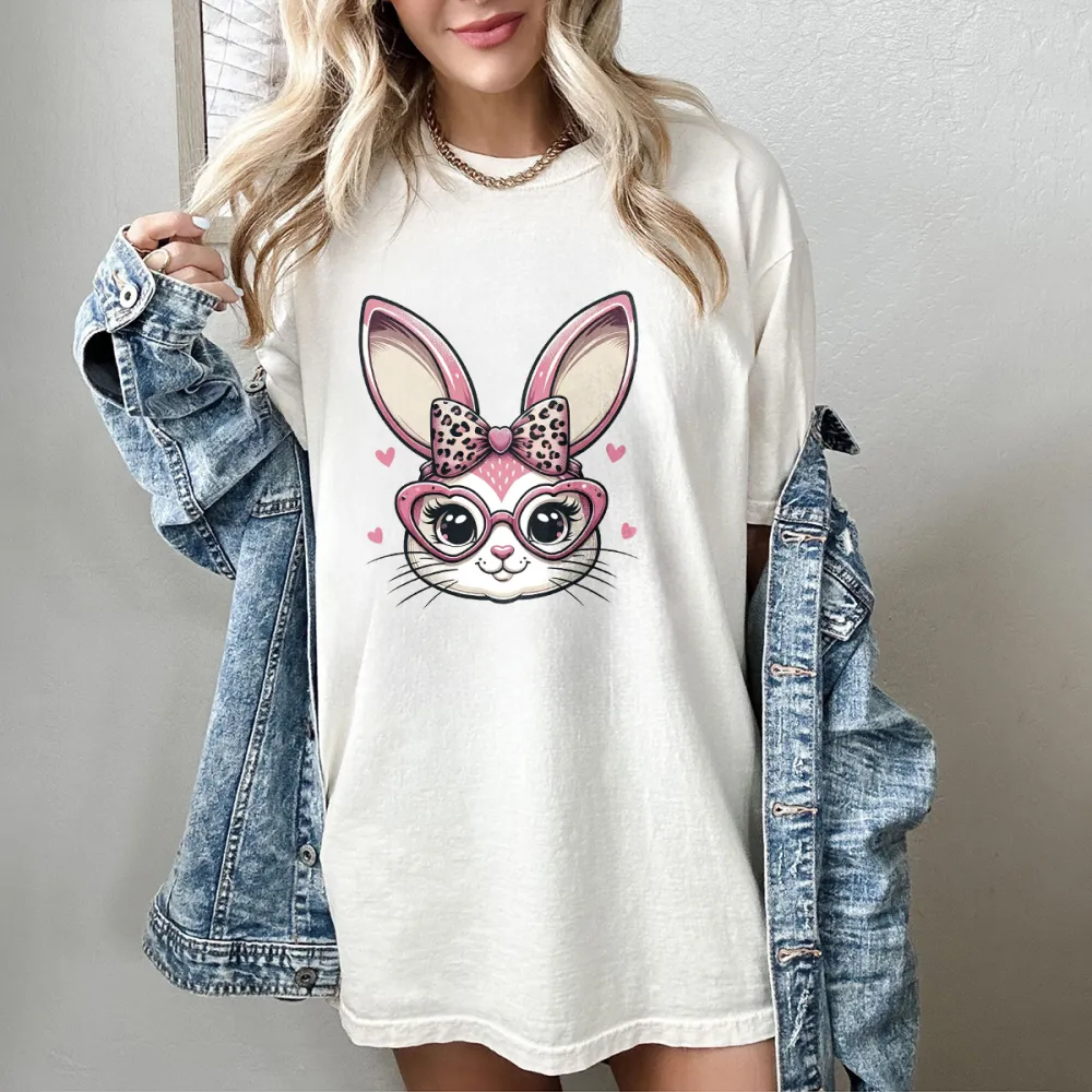 A Cartoon Rabbit Head Pattern, Wearing A Leopard Print Bow And Heart-Shaped Glasses, Surrounded By Pink Hearts. The Overall Style Is Sweet And Cute, A Casual T-Shirt.