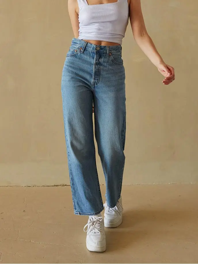 Levi's Ribcage Straight Ankle Jeans In The Middle
