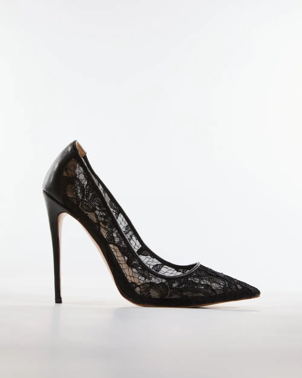 Lace Pumps in Black