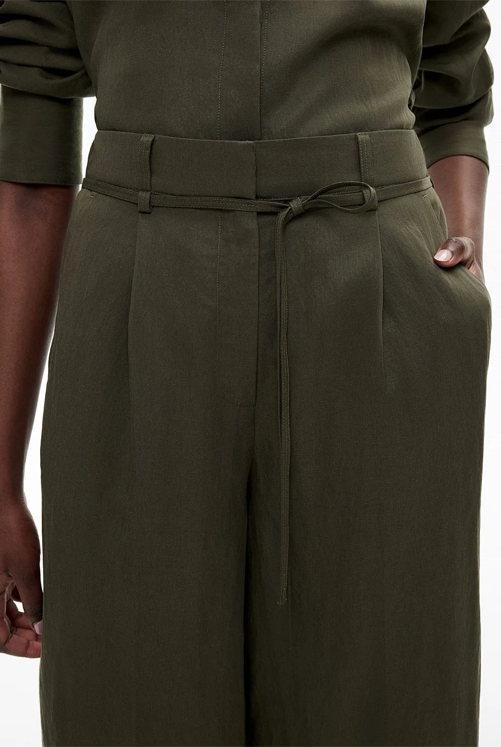 High-Waisted Slimming Wide-Leg Pants With A Belt