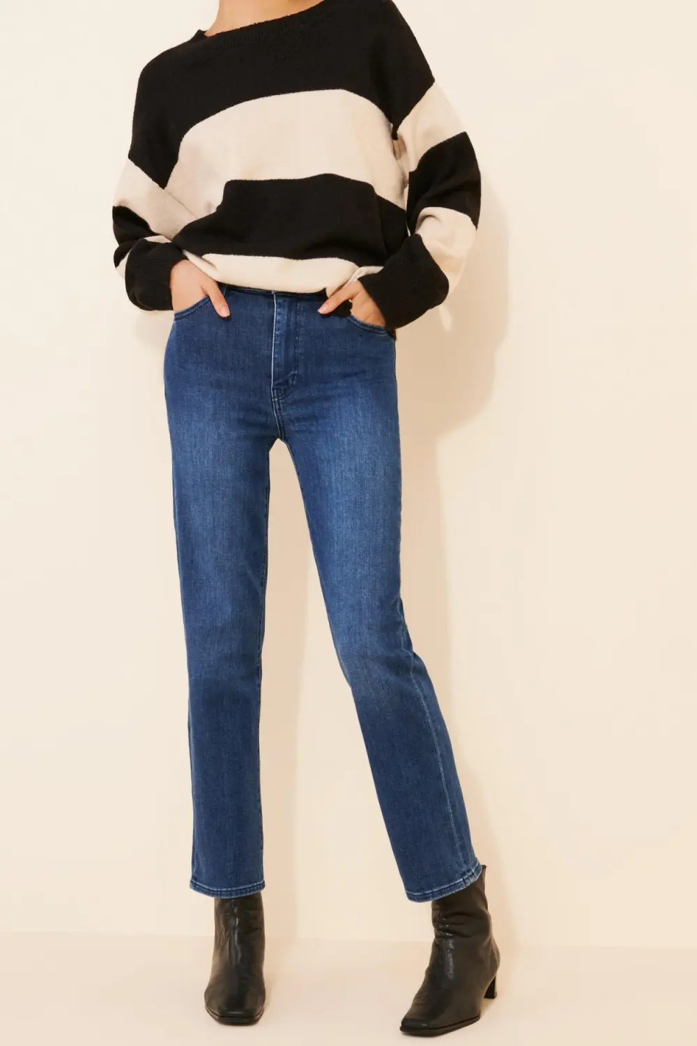 Le Sleek Straight-Leg Jeans