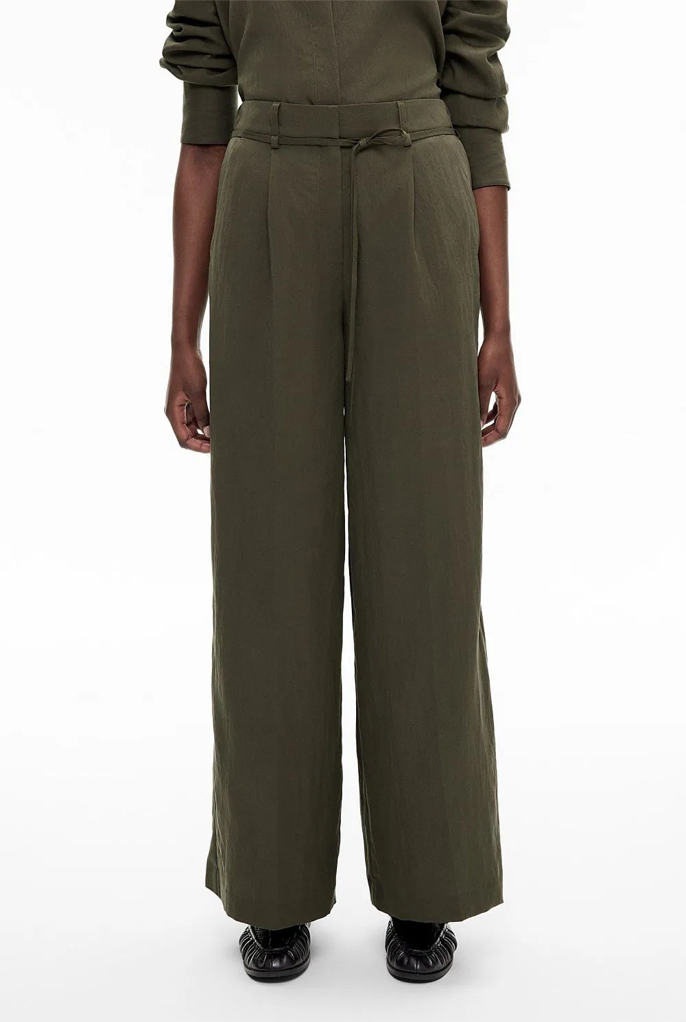 High-Waisted Slimming Wide-Leg Pants With A Belt