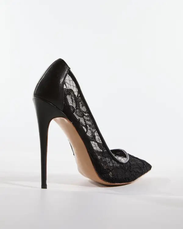 Lace Pumps in Black