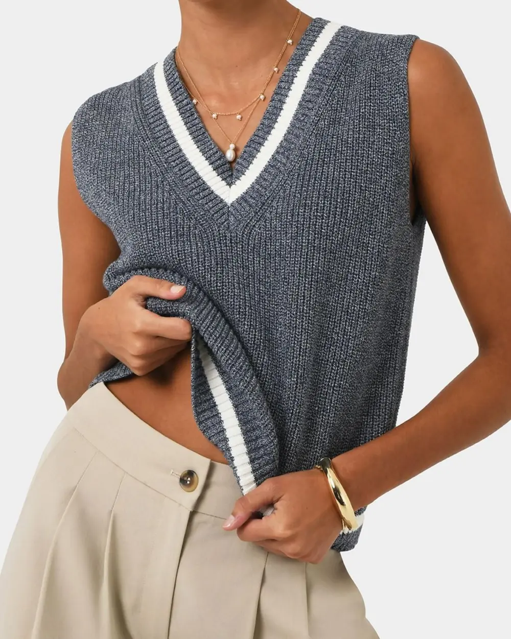 Sleeveless Design V-neck Knit