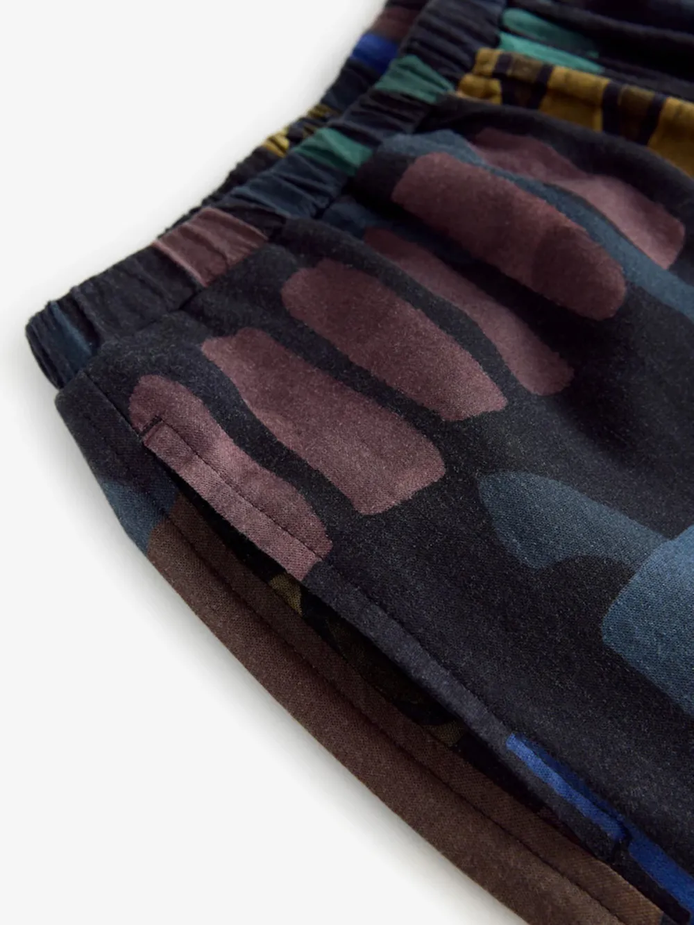 Artistic Printed Wide-Leg Pants Paired With Linen