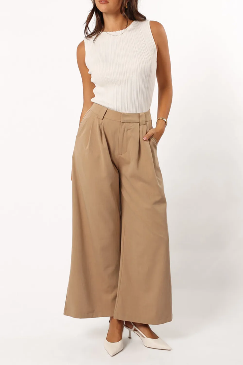 BLACK AND WHITE KNITTED VEST