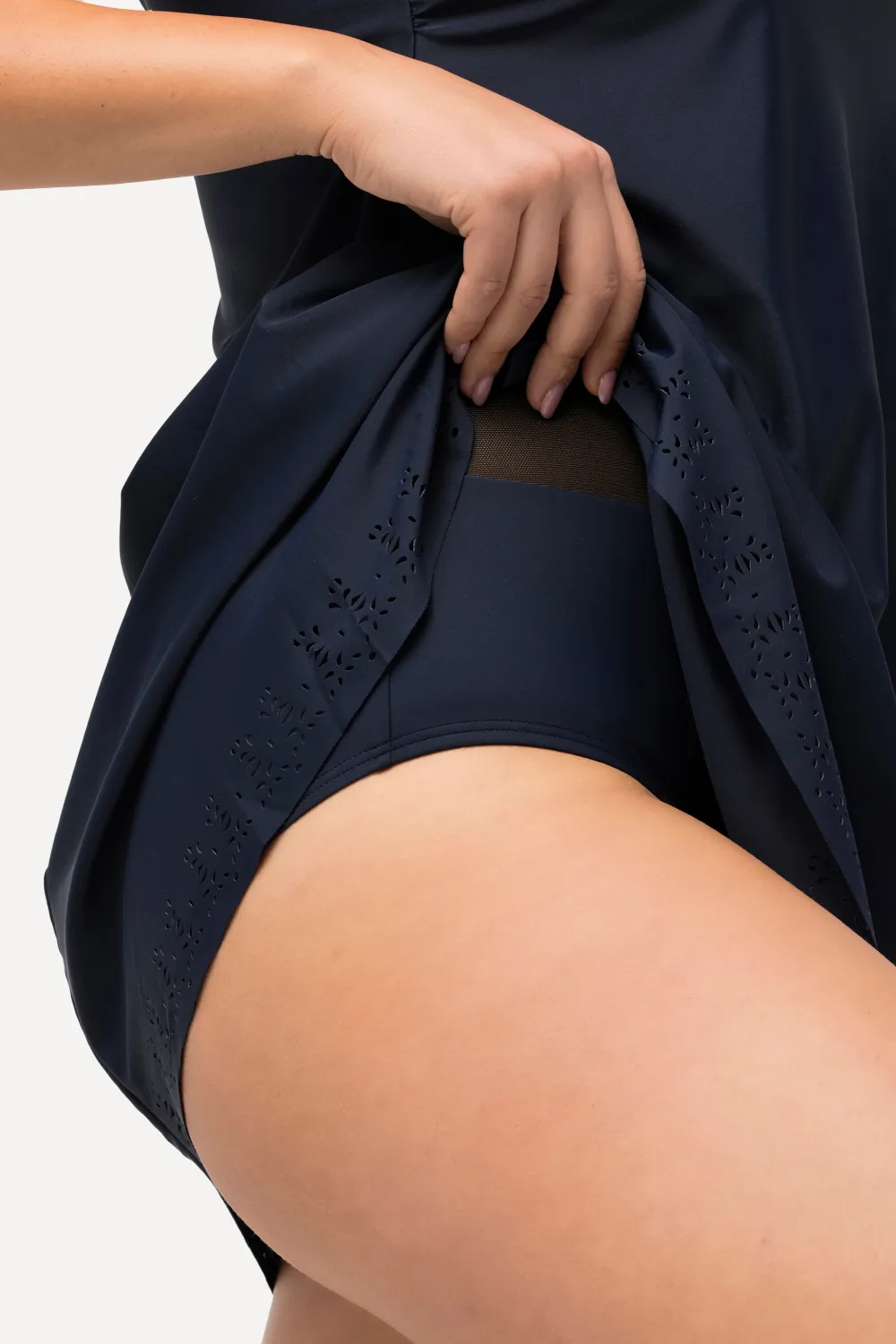 Badekleid Flügelärmel Softcups Lasercut-Muster Bügel