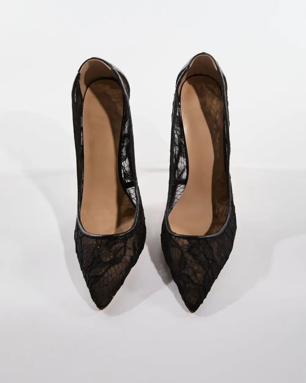 Lace Pumps in Black