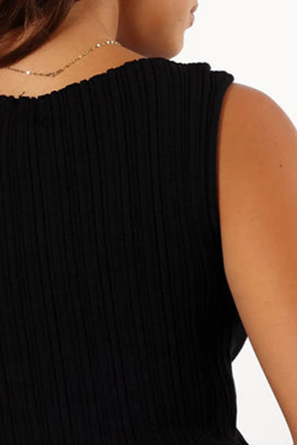 BLACK AND WHITE KNITTED VEST