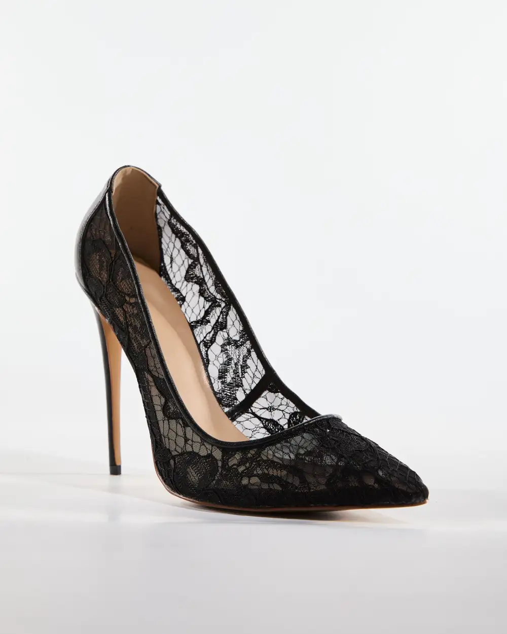 Lace Pumps in Black