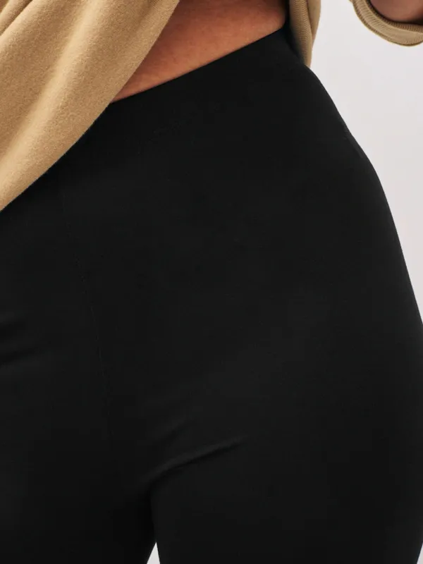 Black Basic Minimalist Form-Fitting Shorts