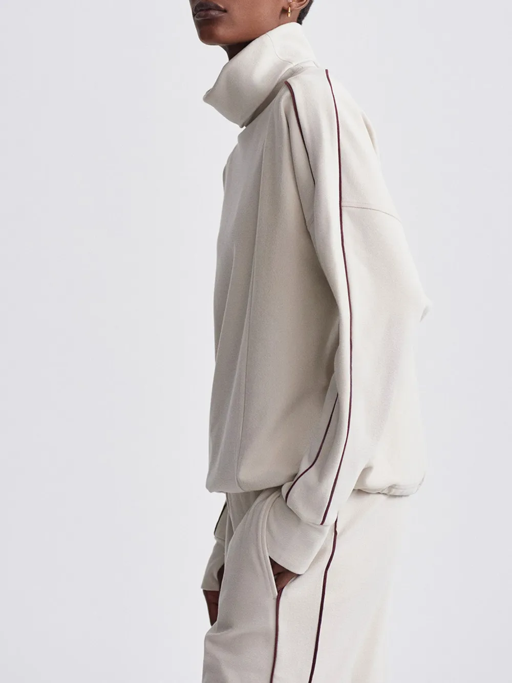 Stylish Turtleneck Contrast-Piped Sweatshirt