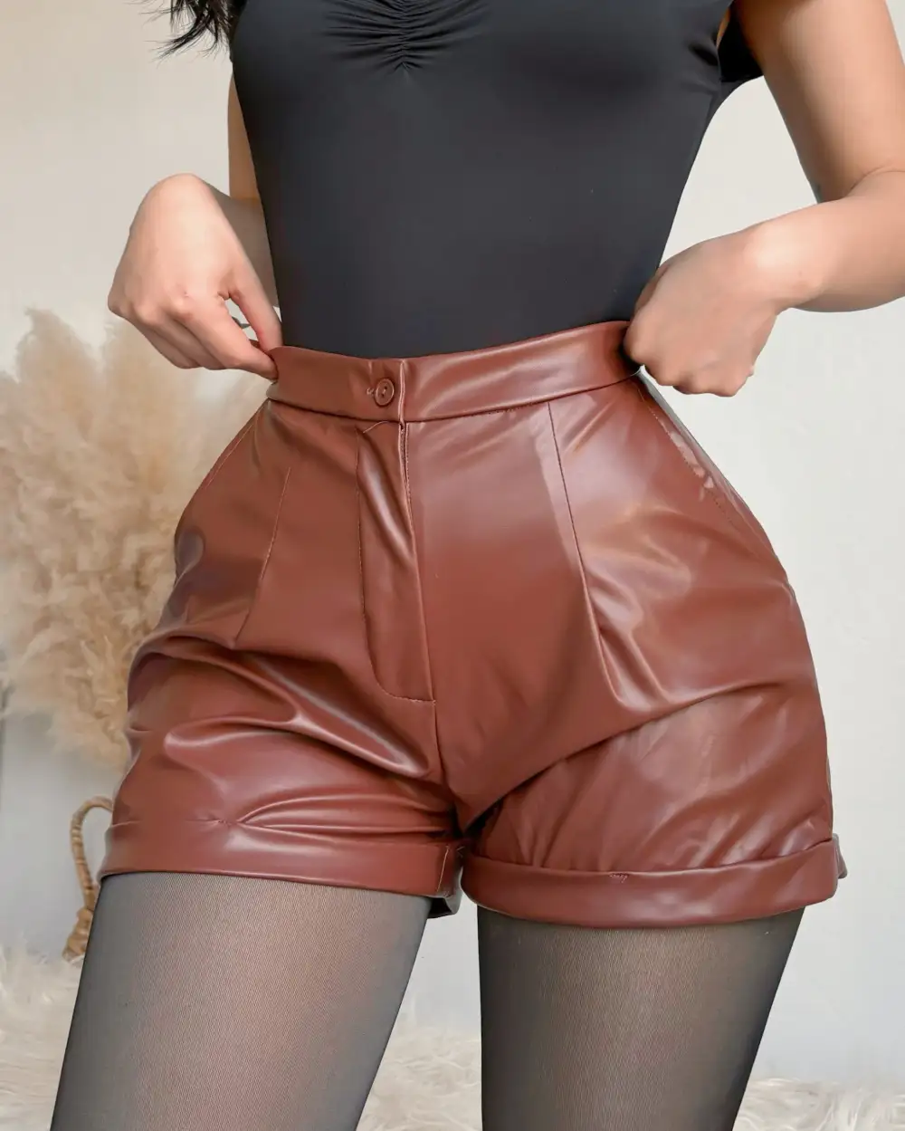 RENE PLEATHER SHORTS (DARK MAPLE)